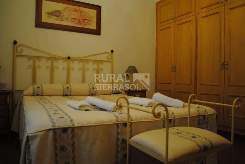 Cama de dormitorio presidencial de casa rural en Periana (referencia 1003)