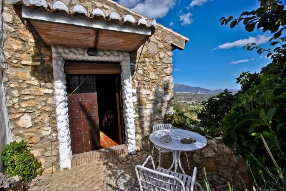 Precioso Alojamiento Rural en Periana con piscina rodeada de césped y wi-fi - Imagen 26