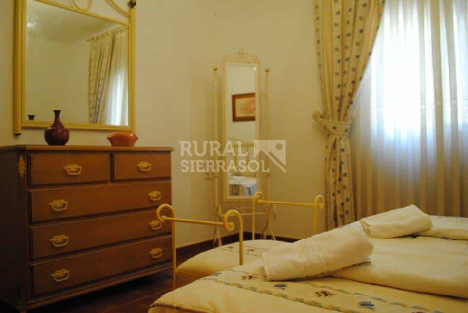 Espejo de dormitorio presidencial de casa rural en Periana (referencia 1003)