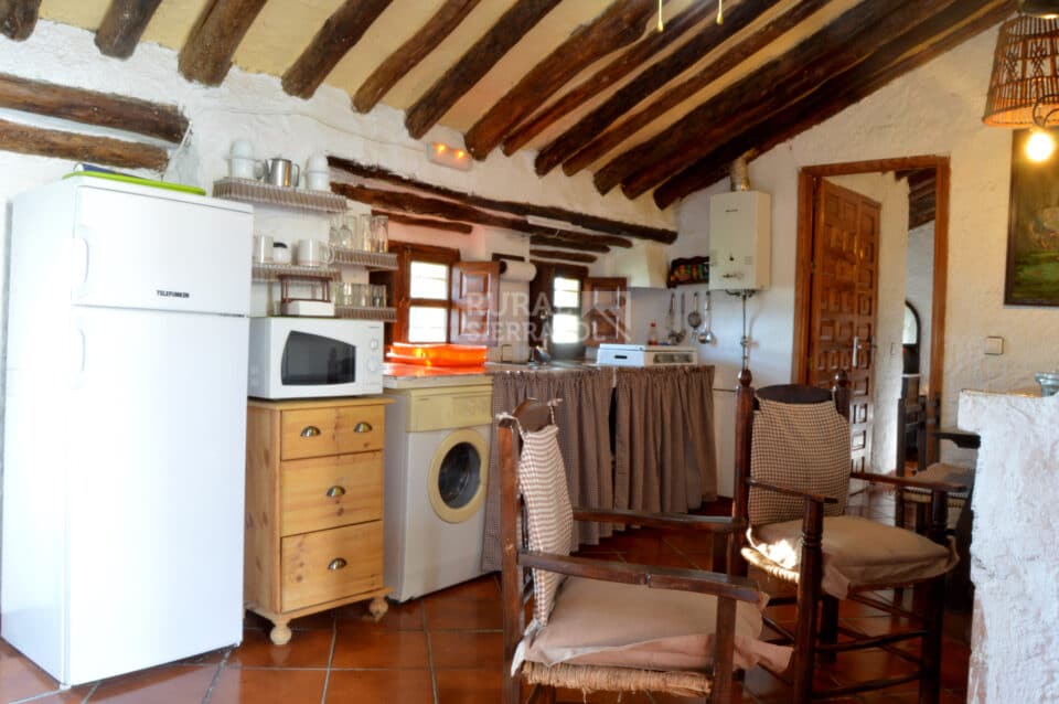 Coqueta Casa Rural en Alfarnatejo con piscina, gran jardín y chimenea - Imagen 30