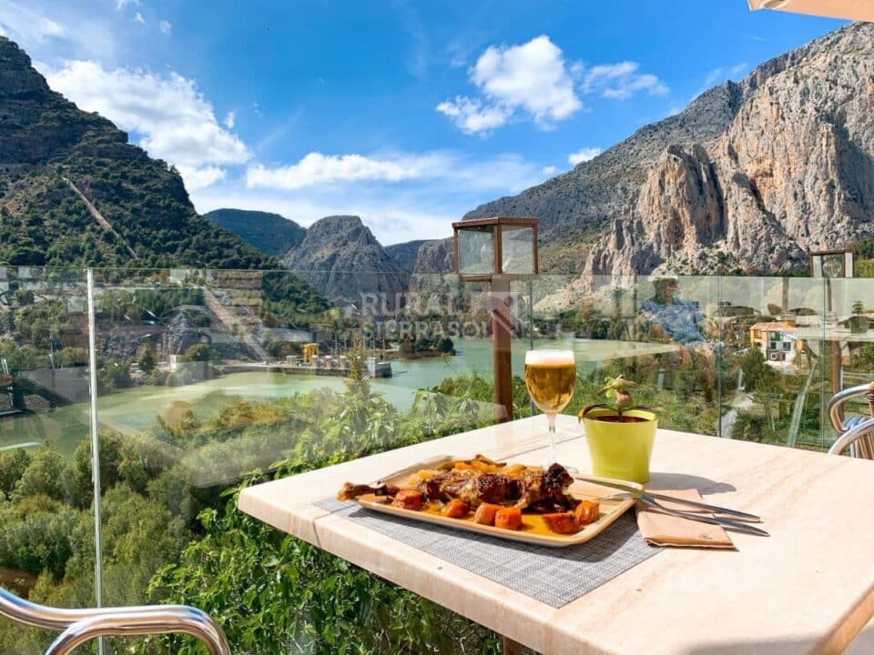 Acogedor Apartamento Rural junto al Caminito del Rey, con piscina, aire acondicionado y wifi - Imagen 5