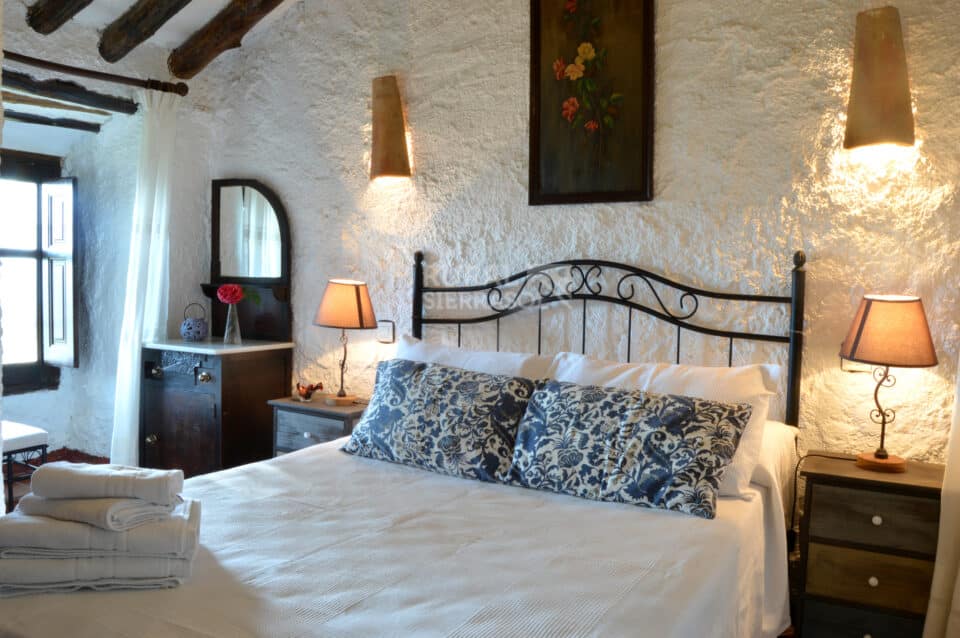 Coqueta Casa Rural en Alfarnatejo con piscina, gran jardín y chimenea - Imagen 31