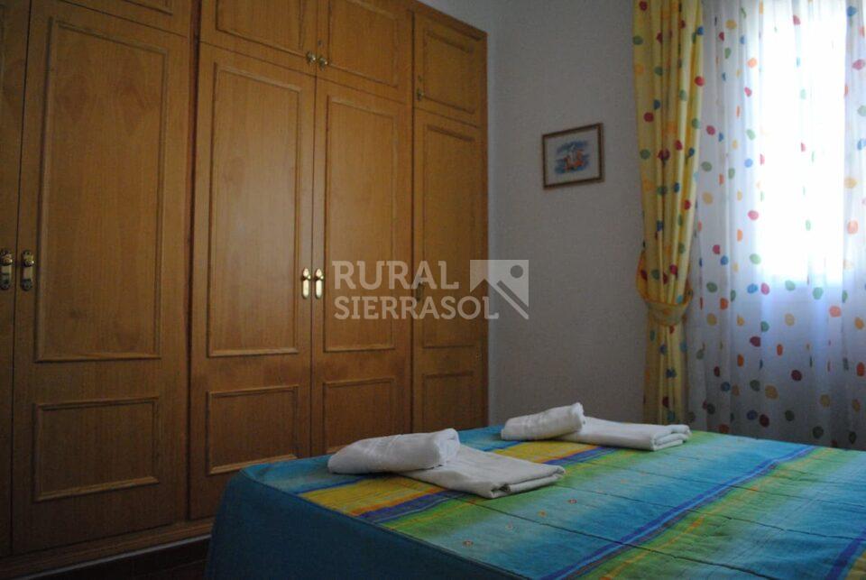 Armario de dormitorio alternativo de casa rural en Periana (referencia 1003)