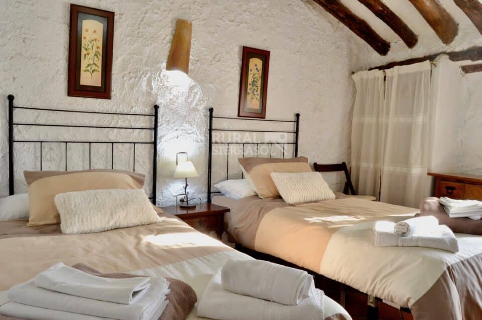 Coqueta Casa Rural en Alfarnatejo con piscina, gran jardín y chimenea - Imagen 32