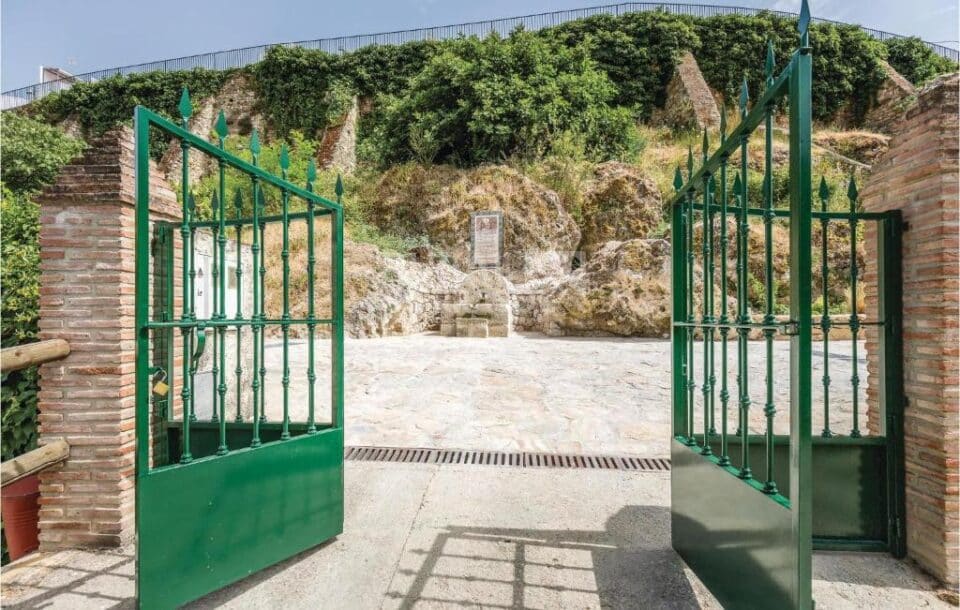 Puerta de entrada a jardín de Casa rural en Cuevas del Becerro (Málaga)-1091