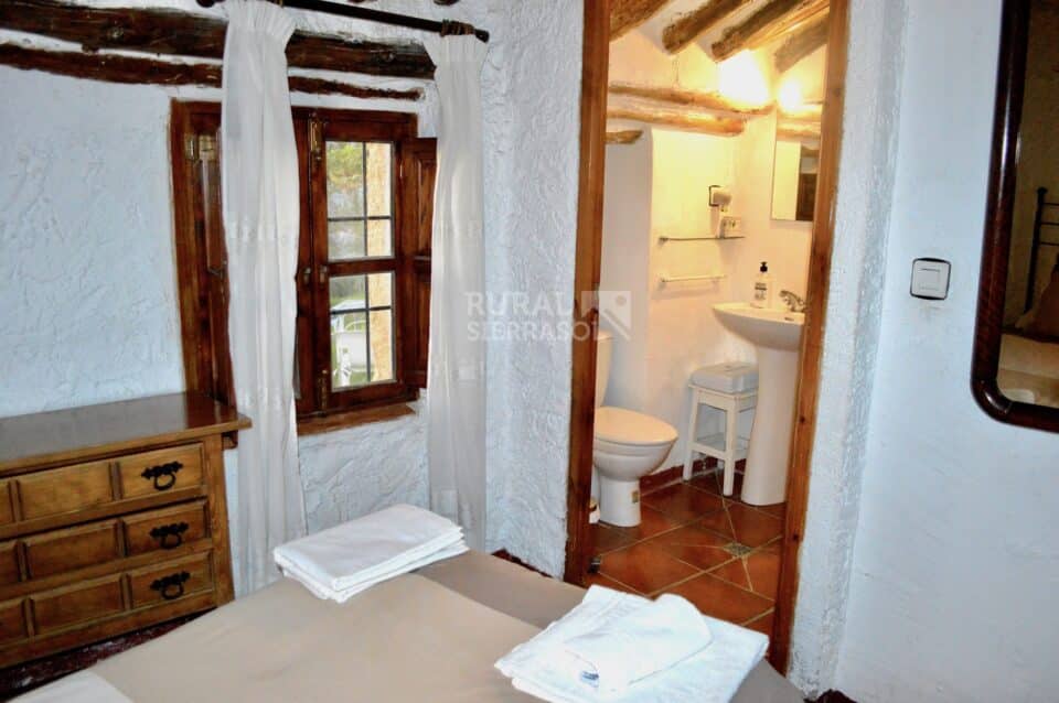 Coqueta Casa Rural en Alfarnatejo con piscina, gran jardín y chimenea - Imagen 33