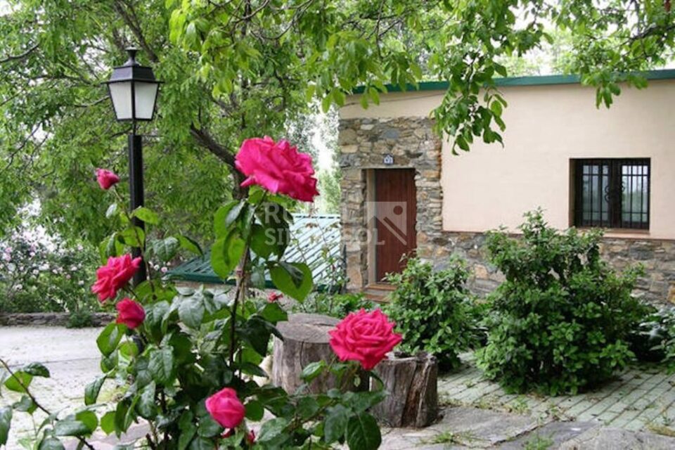 Acogedora Casa Rural en Sierra Nevada, con piscina y barbacoa - Imagen 15
