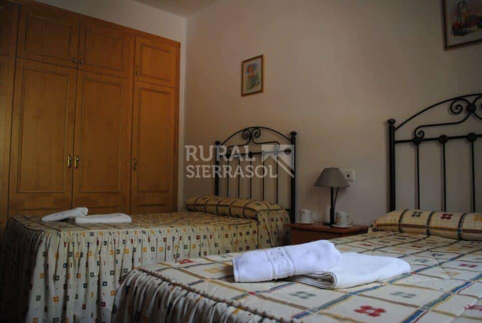 Armario de dormitorio infantil de casa rural en Periana (referencia 1003)