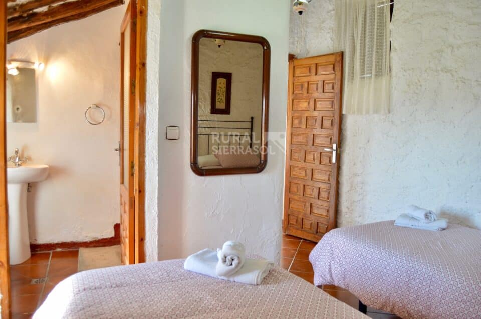 Coqueta Casa Rural en Alfarnatejo con piscina, gran jardín y chimenea - Imagen 34