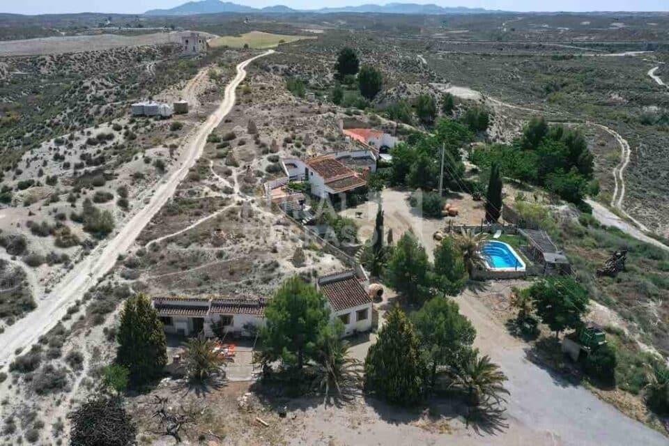 Amplia casa cueva en Baza, con piscina, barbacoa y wifi - Imagen 47