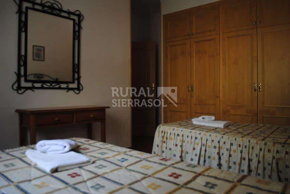 Espejo de dormitorio infantil de casa rural en Periana (referencia 1003)