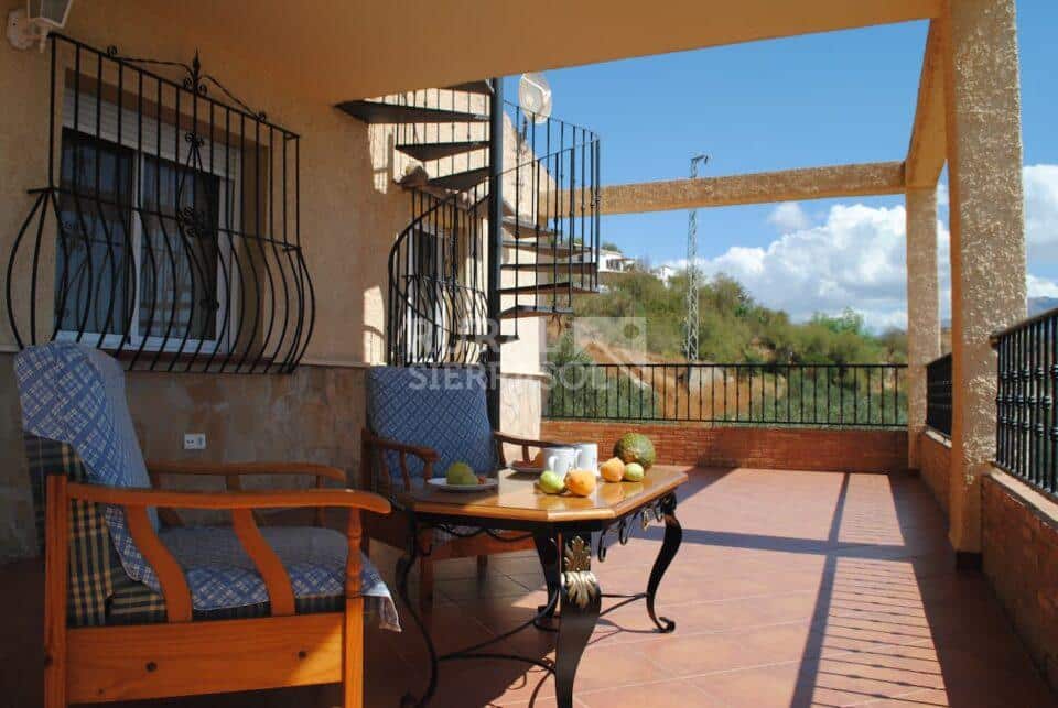 Terraza con desayuno de casa rural en Periana (referencia 1003)