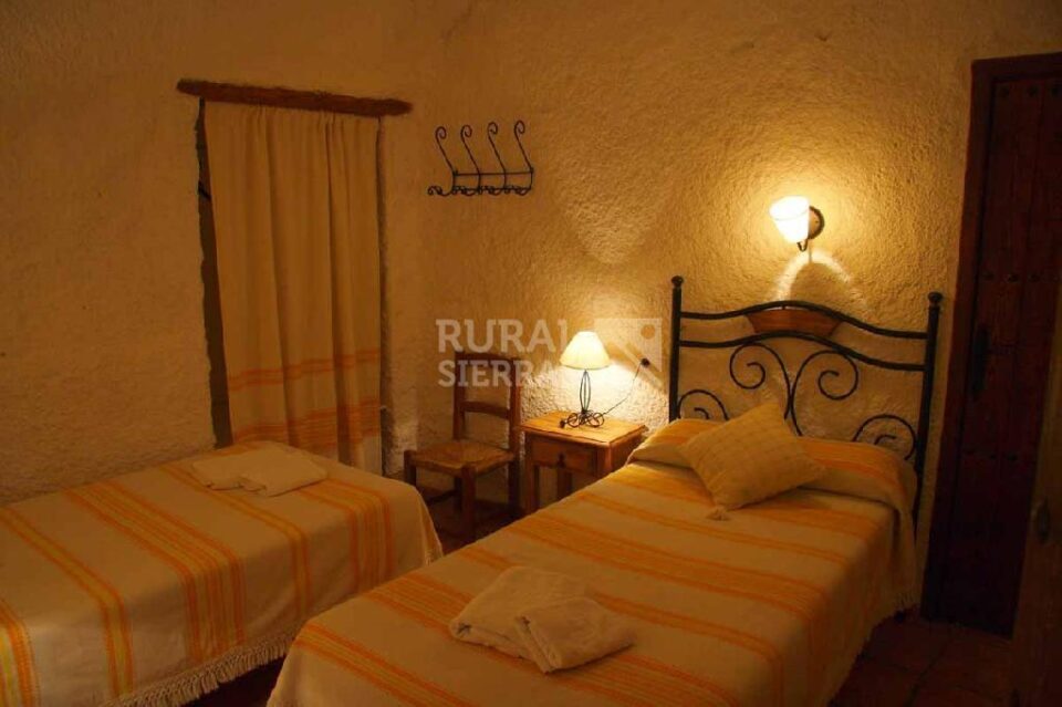 Casa Cueva de estilo rústico en Castilléjar, con chimenea y barbacoa - Imagen 6