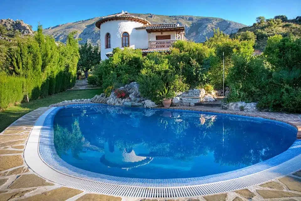 Piscina y jardín de Casa rural en El Chorro - Álora (Málaga)- 2669