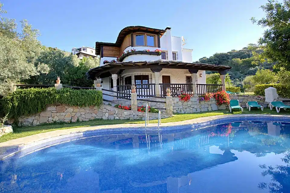 Piscina y fachada de Casa rural en El Chorro - Álora (Málaga)-3093