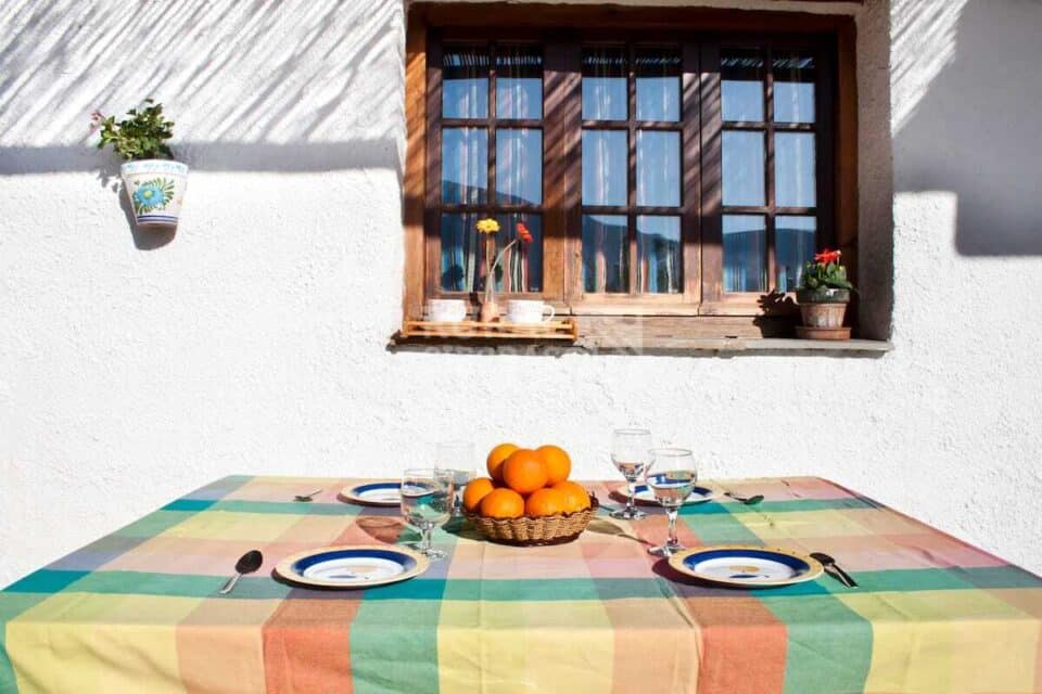 Acogedora Casa Rural en Órgiva, con gran zona de césped, barbacoa y piscina - Imagen 6