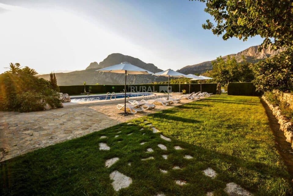 Precioso Alojamiento Rural en Periana con piscina rodeada de césped y wi-fi - Imagen 6