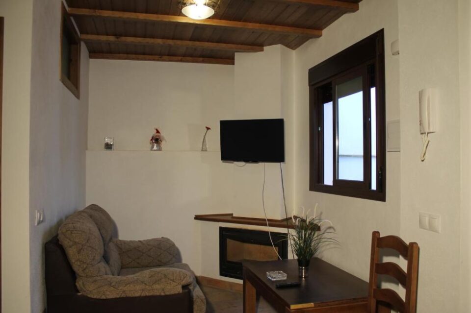 Conjunto de tres Apartamentos Rurales en Júzcar con calefacción, barbacoa - Imagen 8