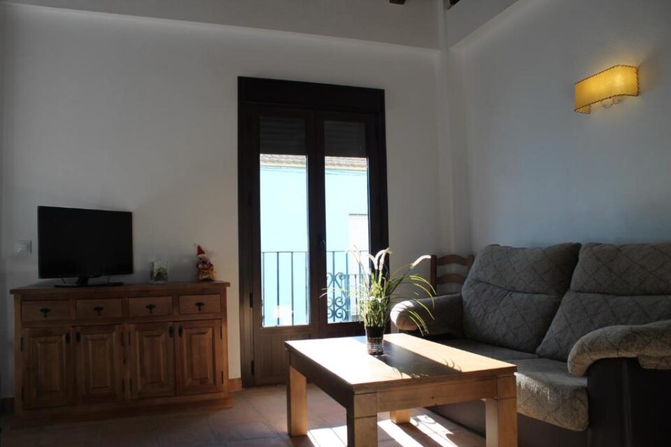 Conjunto de tres Apartamentos Rurales en Júzcar con calefacción, barbacoa - Imagen 17