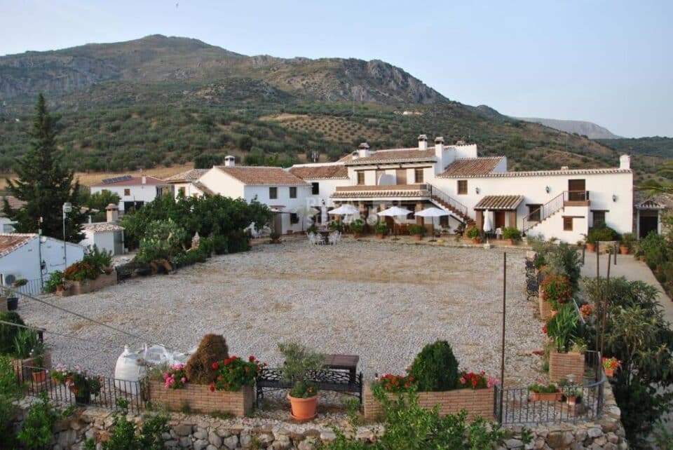 Precioso Alojamiento Rural en Periana con piscina rodeada de césped y wi-fi - Imagen 39