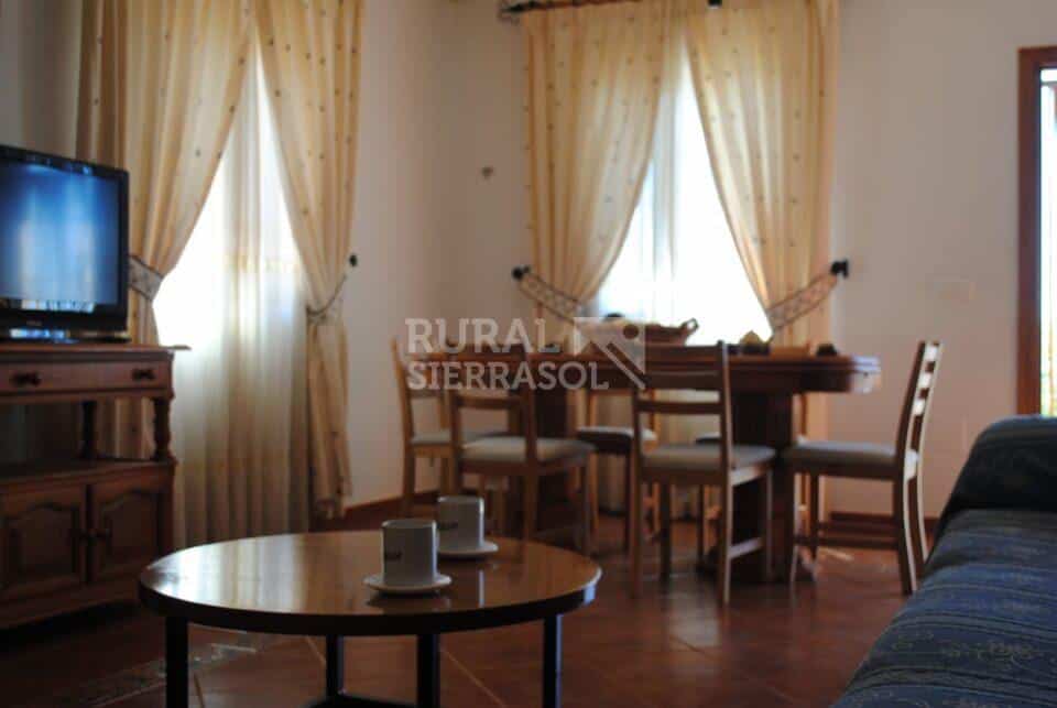 Salón con tazas de casa rural en Periana (referencia 1003)