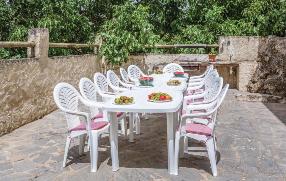 Mesa con aperitivos en terraza de Casa rural en Cuevas del Becerro (Málaga)-1091