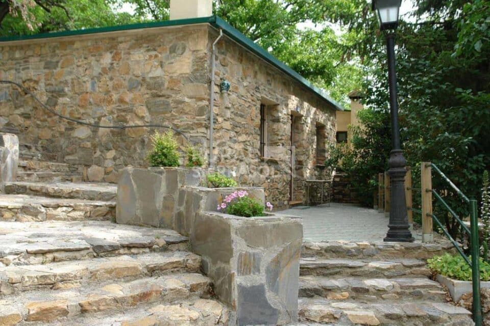 Acogedora Casa Rural en Sierra Nevada, con piscina y barbacoa - Imagen 7