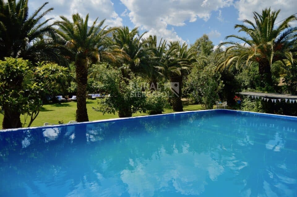 Piscina y jardín de Casa rural en Alfarnatejo (Málaga)-1100