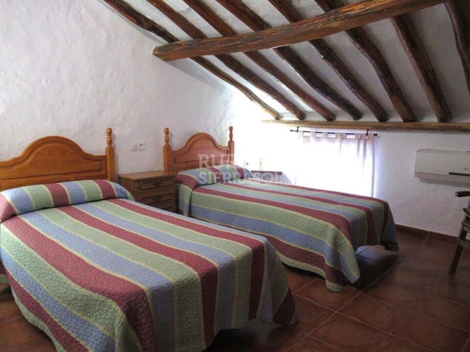 Auténtica Casa Serrana en Cuevas del Becerro con chimenea, aire acondicionado y calefacción - Imagen 8