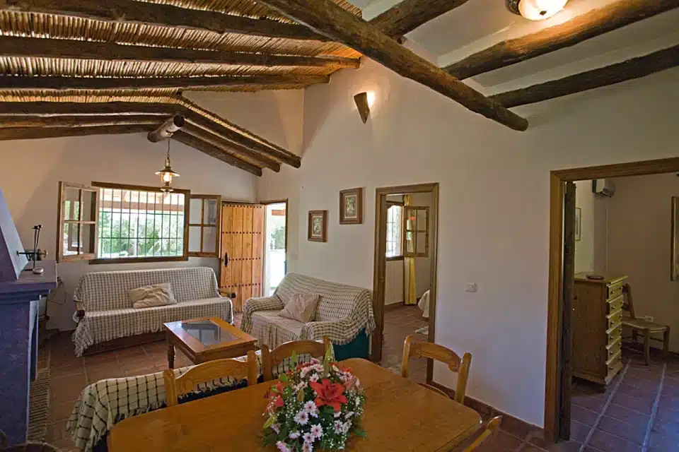 Mesa y sofás de Casa rural en El Chorro - Álora (Málaga)-3368