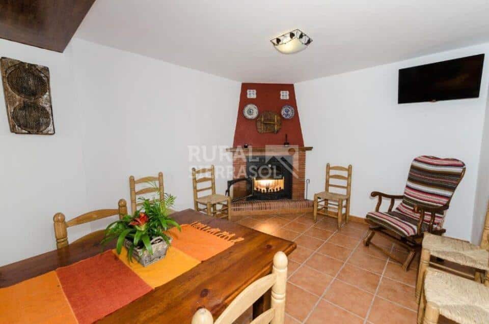 Salón con chimenea de Casa rural en Periana (Málaga)-3307