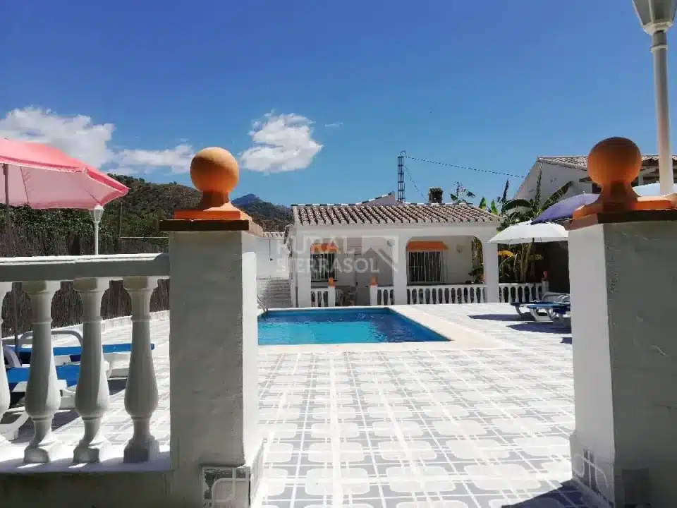 Piscina y fachada de Casa rural en Frigiliana (Málaga)-0829