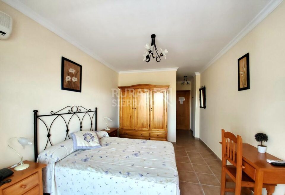 Precioso Hotel Rural en Colmenar, con bonitas vistas al campo - Imagen 9