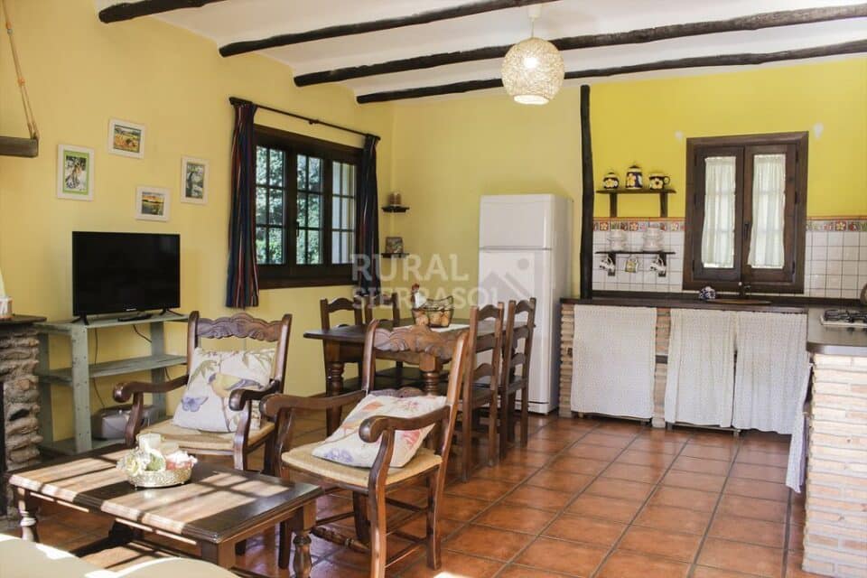 Acogedora Casa Rural en Órgiva, con gran zona de césped, barbacoa y piscina - Imagen 9