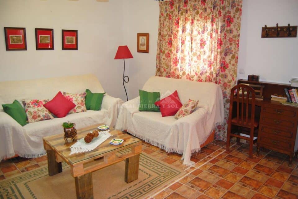 Maravillosa Casa Rural al sur del Torcal de Antequera, con piscina vallada y barbacoa - Imagen 9