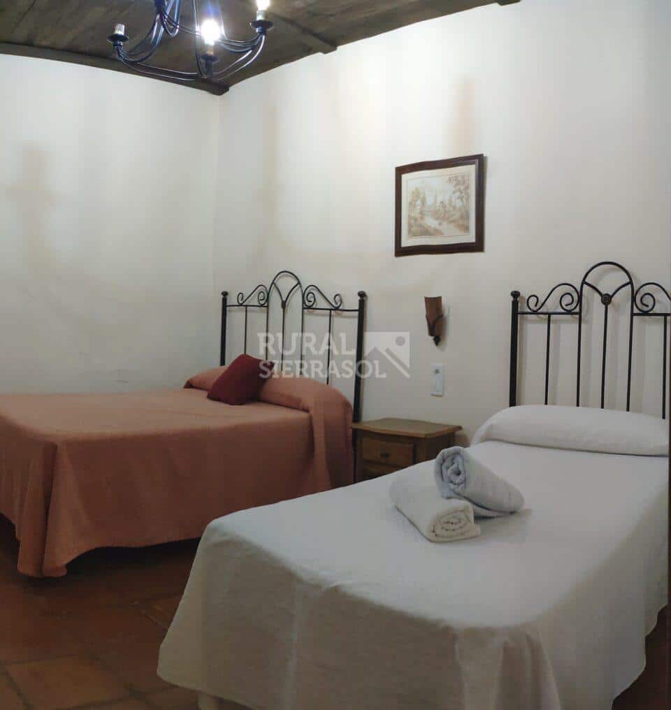 Camas individuales de casa rural en Periana (Málaga) referencia 1086