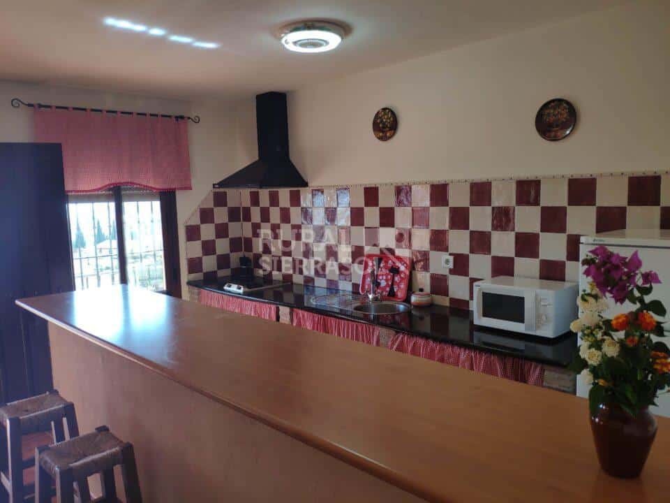 Cocina con barra de casa rural en Periana (Málaga) referencia 1086