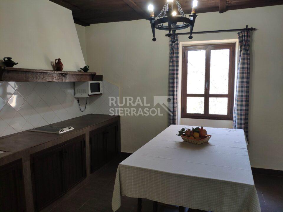Cocina con mesa de casa rural en Periana (Málaga) referencia 1086