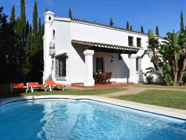 Piscina y fachada de Casa rural en Conil de la Frontera (Cádiz)-3285