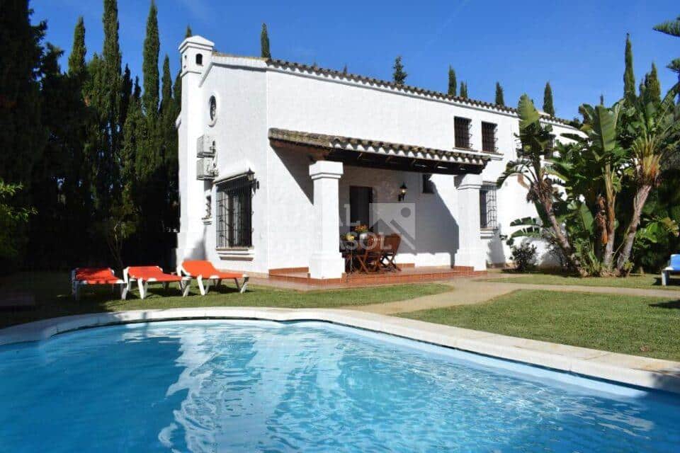 Piscina y fachada de Casa rural en Conil de la Frontera (Cádiz)-3285