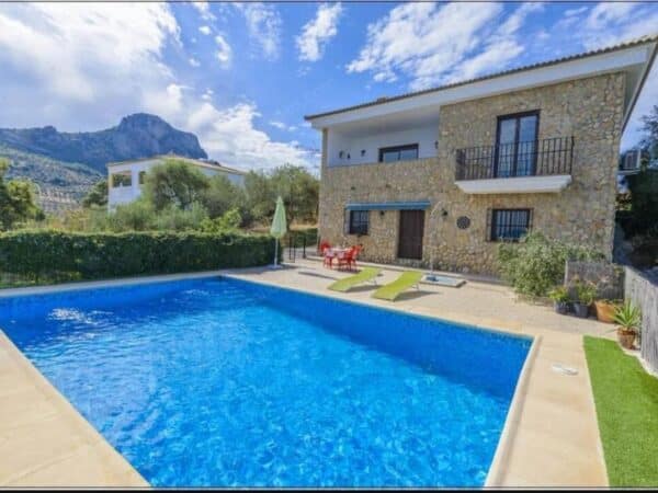 Piscina y fachada de Casa rural en El Gastor (Cádiz)-2391