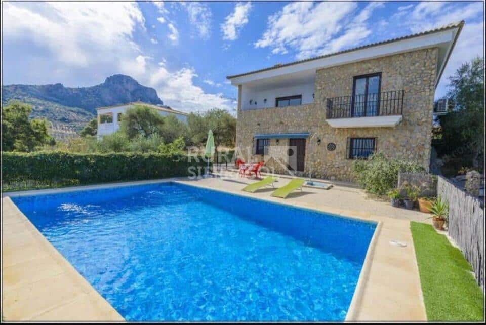 Piscina y fachada de Casa rural en El Gastor (Cádiz)-2391