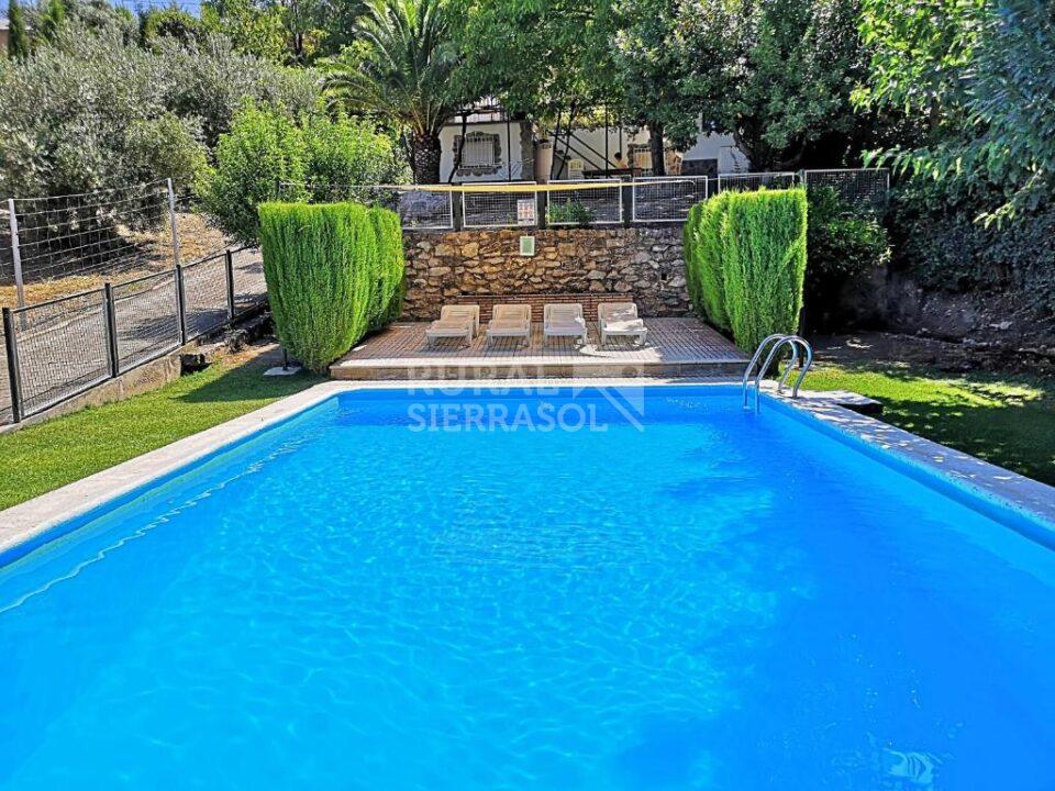 Piscina y fachada de Casa rural en La Iruela (Jaén)-0602