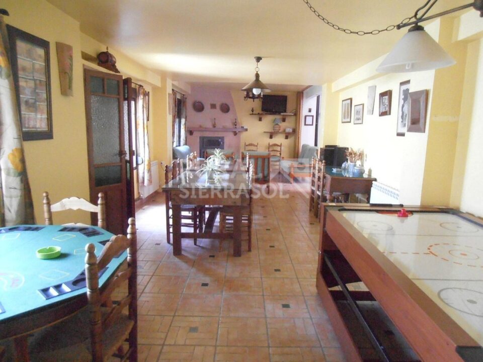 Maravillosa Casa Rural en Pinos Puente, con piscina, wifi y salón de juegos - Imagen 13