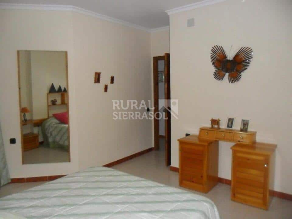 Cómoda Casa Rural en Prado del Rey, con chimenea y barbacoa - Imagen 11