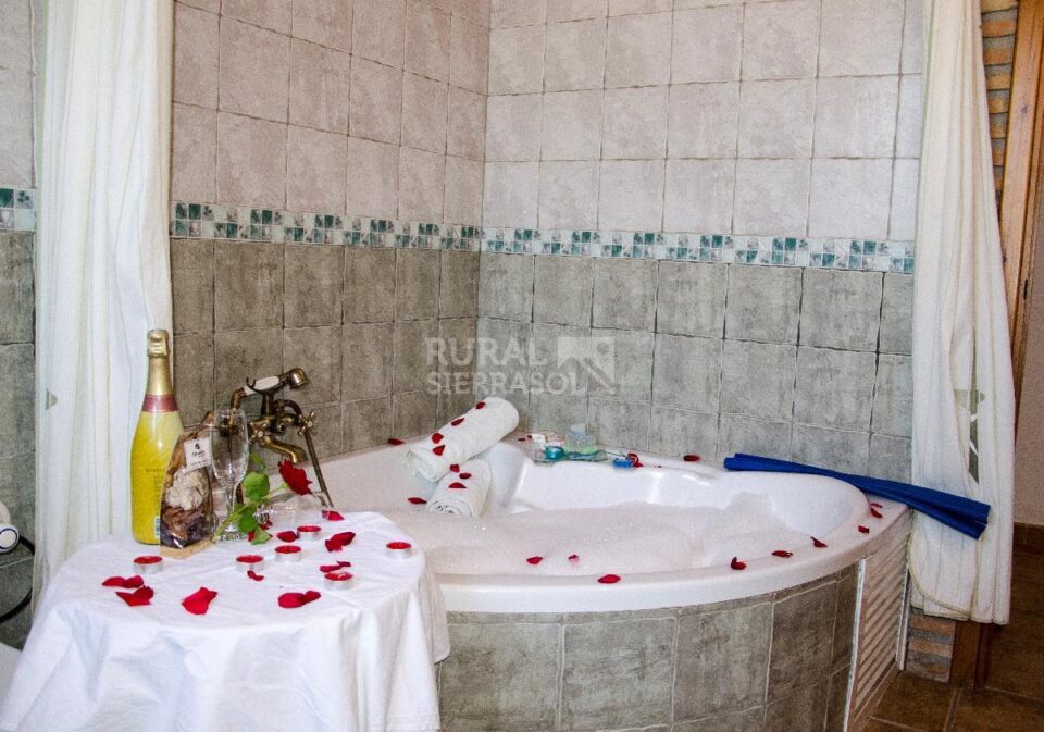 Amplia Casa Cueva en Hinojares, con jacuzzi, barbacoa y wifi - Imagen 5
