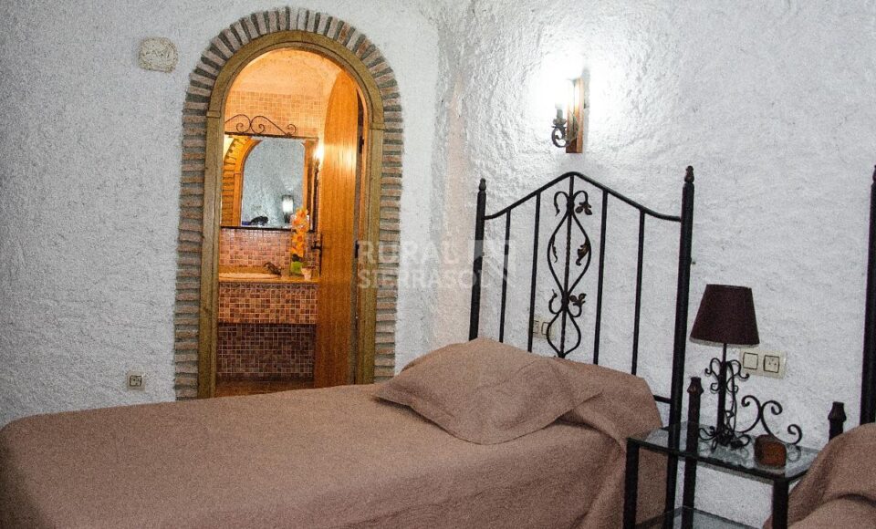 Amplia Casa Cueva en Hinojares, con jacuzzi, barbacoa y wifi - Imagen 7