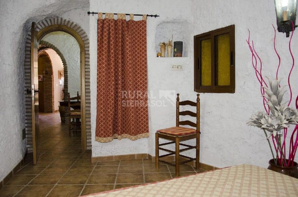 Amplia Casa Cueva en Hinojares, con jacuzzi, barbacoa y wifi - Imagen 11