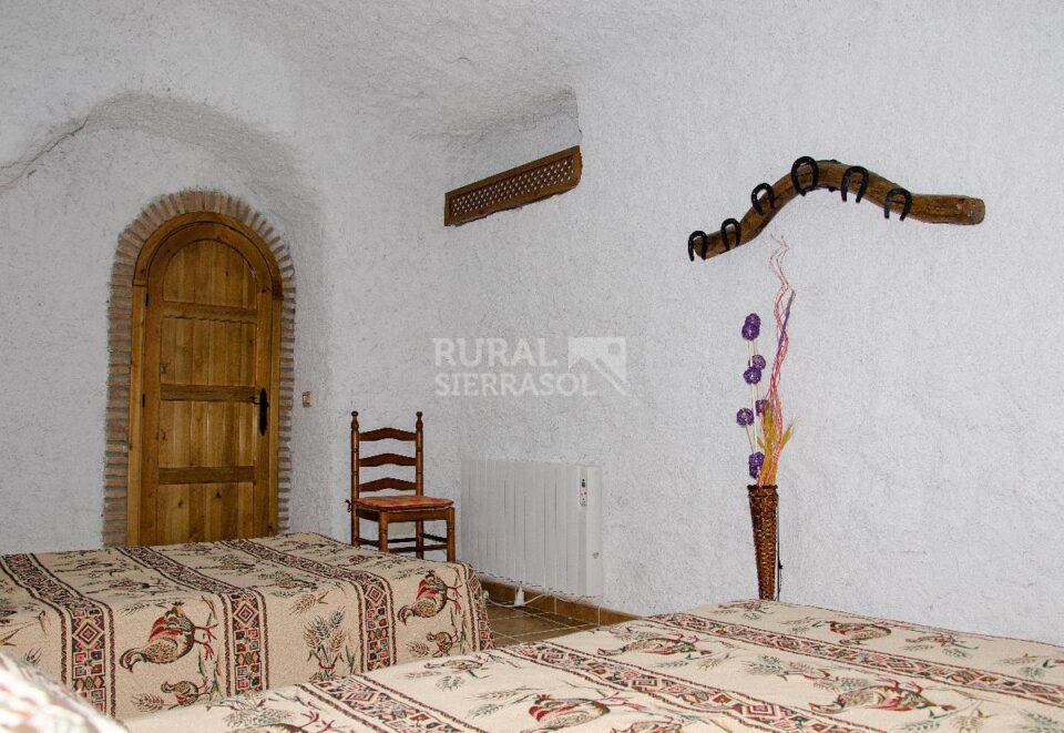 Amplia Casa Cueva en Hinojares, con jacuzzi, barbacoa y wifi - Imagen 12