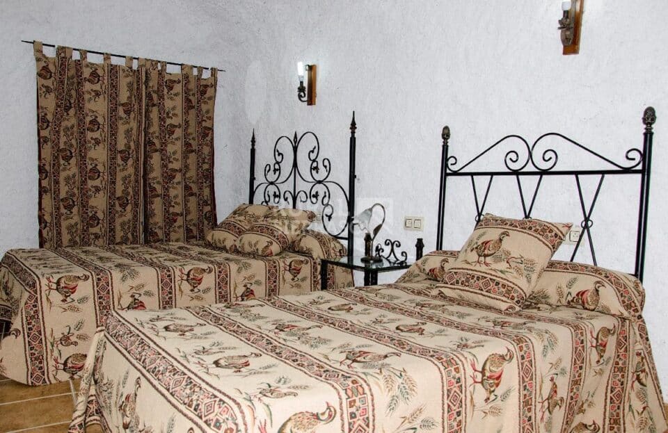 Amplia Casa Cueva en Hinojares, con jacuzzi, barbacoa y wifi - Imagen 13